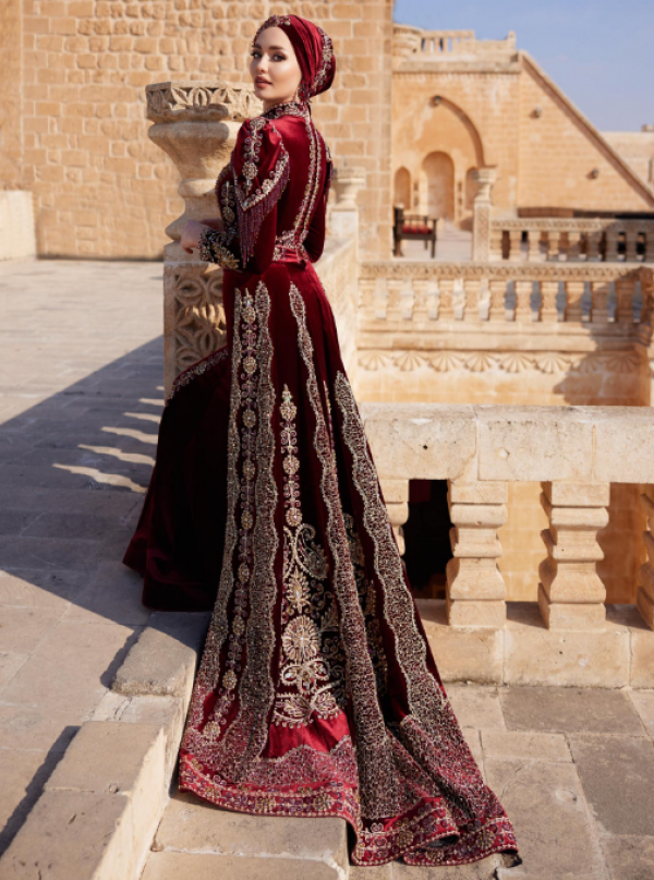 Gaun dengan detail payet dan renda yang indah